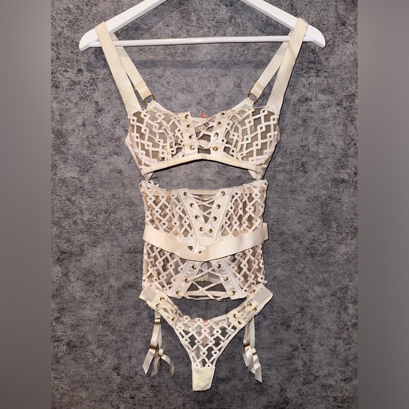 Agent Provocateur Cream Lace Lingerie Set - Corset Size 2, Bra 34B, Thong 2 - Picture 3 of 10